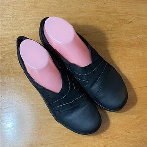 Clarks Cora Edge Black Women's Slip-On Loafers with Contrast Stitching. Size 9